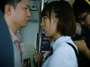 日本女子校生 在公車上親嘴與打手槍